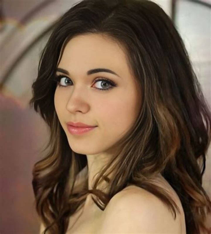 Amouranth – Kaitlyn Siragusa Height, Weight, Net Worth, Age, Birthday, Wikipedia, Who, Nationality, Biography
