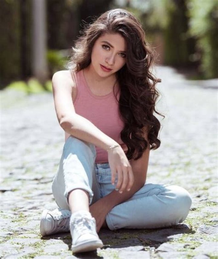  Annie Cabello
