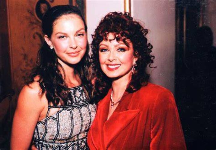 
Ashley Judd Makes Heartbreaking Call for Privacy Law Reform After Mom Naomi Judd’s Death Investigation 