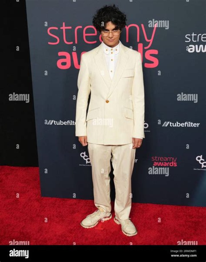Is Benoftheweek Gay? Age, Height, Net Worth