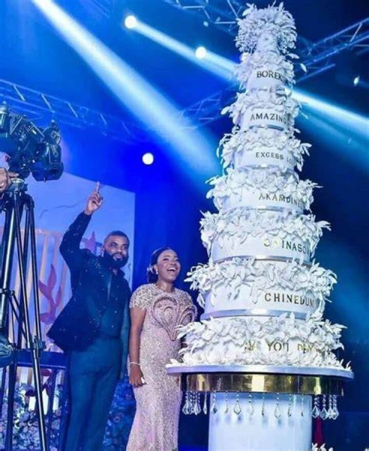 
Mercy Chinwo’s Gigantic Wedding Cake Leaves Many In Awe 