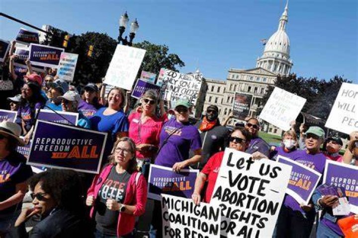 
Michigan, California and Vermont Voters Approve Amendments to Protect Abortion Rights in State Constitutions 