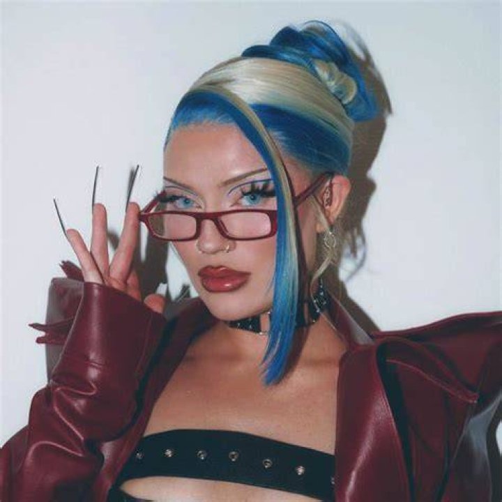  Naomi Jon