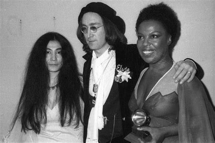 
Sean Lennon Recalls Growing Up Next Door to ‘Aunt’ Roberta Flack: ‘Coolest Neighbor in the World’ 