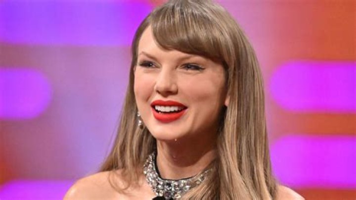 
Taylor Swift Says the ‘More Music’ She Makes, the ‘Happier’ She Is While Accepting 2022 AMAs Top Honor 