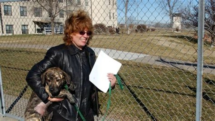 
Toby Dorr aka The Dog Lady of Lansing Prison Helped John Manard Escape Prison – Where Is She Today? 
