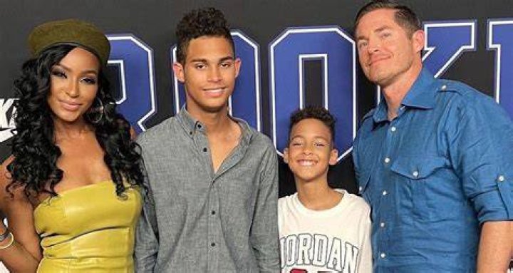 
What happened between RHOM star Guerdy Abraira and RHOA alum Kenya Moore? BravoCon 2022 interaction explored 