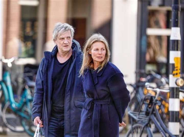 
Who is Estelle Bilson, a dealer in auction rooms, and is she wed to a man? 